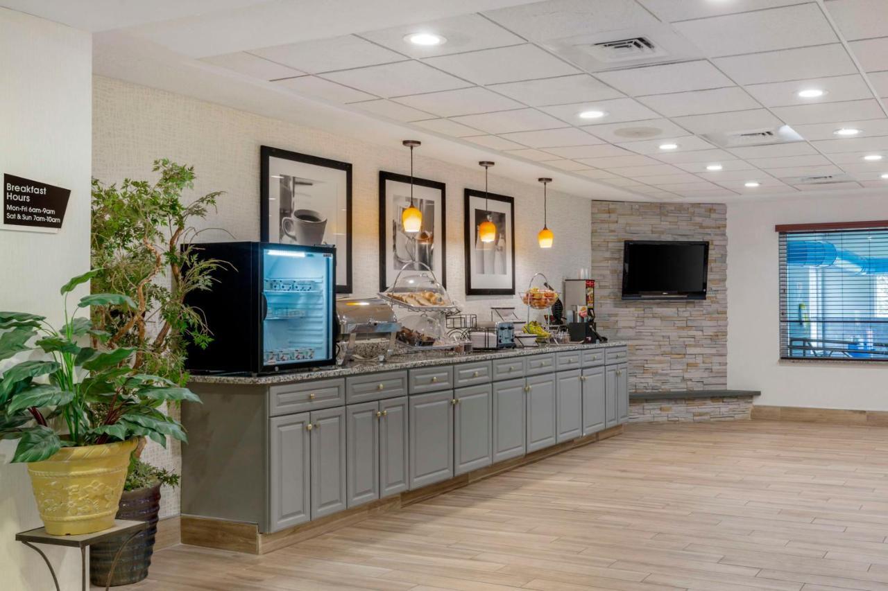 Best Western Plus New England Inn & Suites Berlin Bagian luar foto