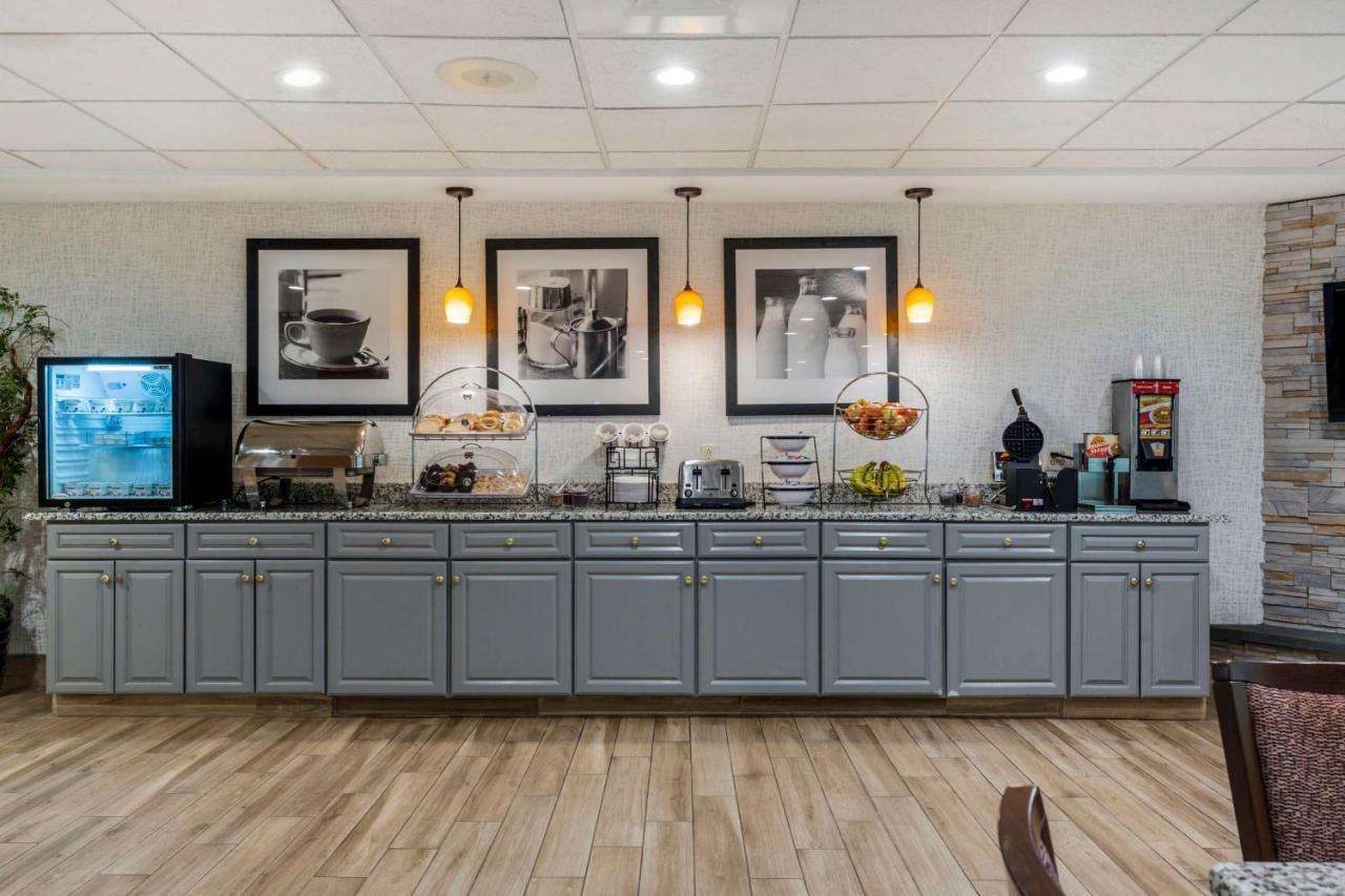 Best Western Plus New England Inn & Suites Berlin Bagian luar foto