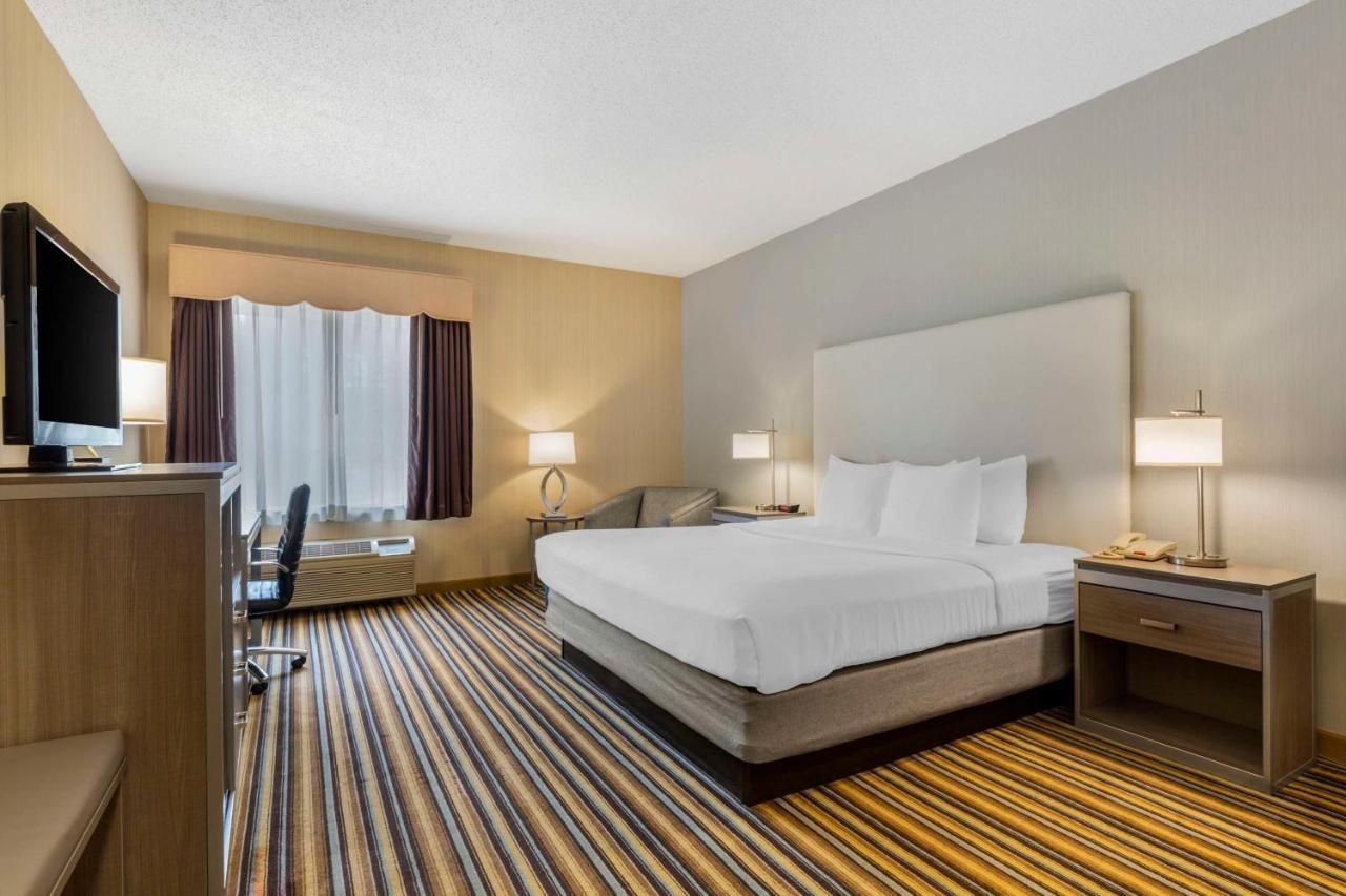 Best Western Plus New England Inn & Suites Berlin Bagian luar foto