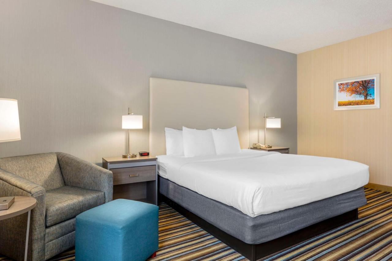 Best Western Plus New England Inn & Suites Berlin Bagian luar foto