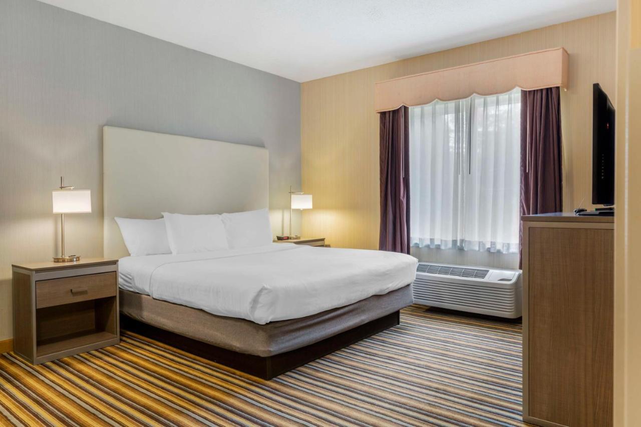 Best Western Plus New England Inn & Suites Berlin Bagian luar foto