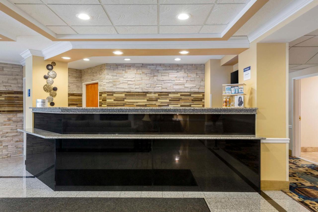 Best Western Plus New England Inn & Suites Berlin Bagian luar foto