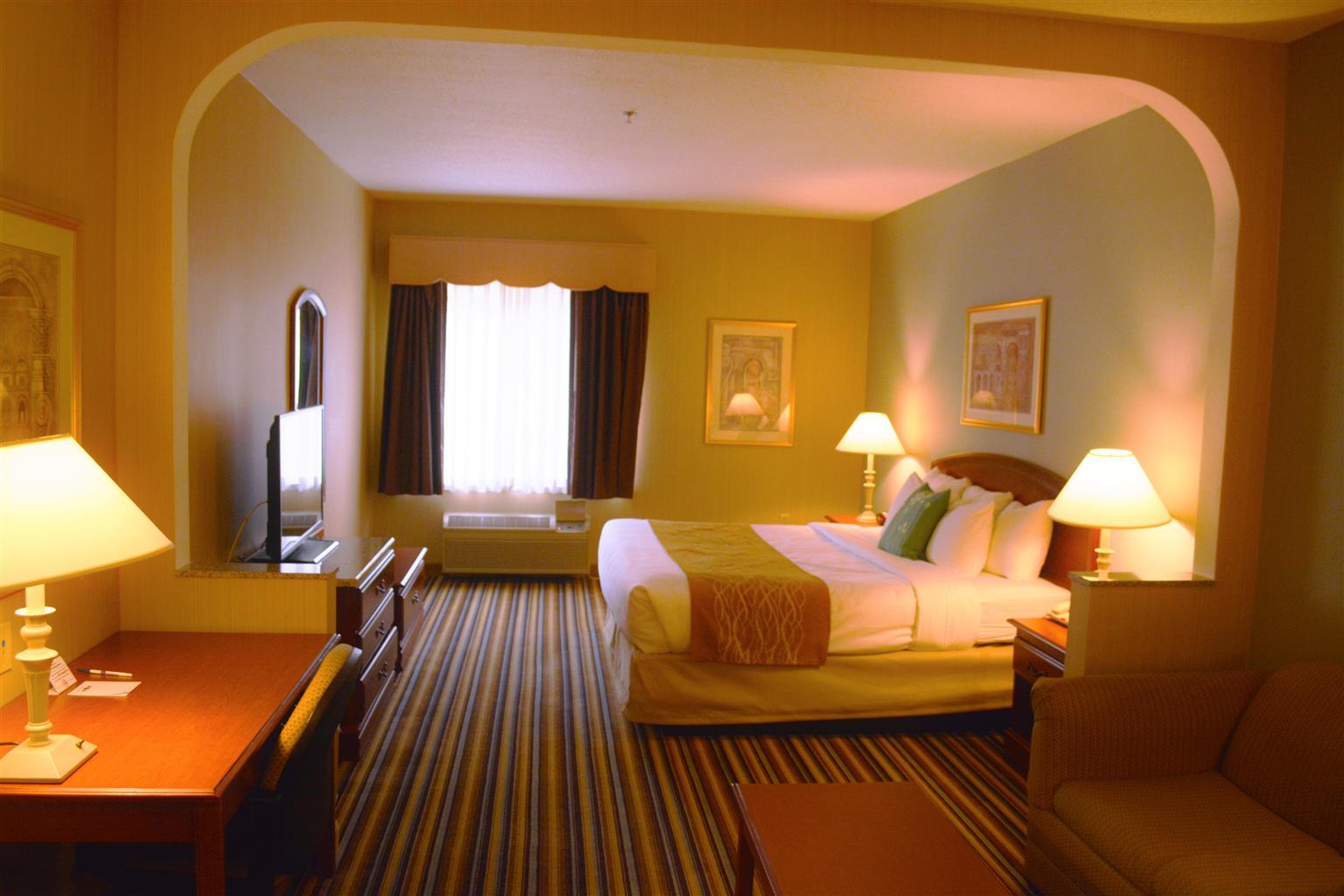Best Western Plus New England Inn & Suites Berlin Bagian luar foto